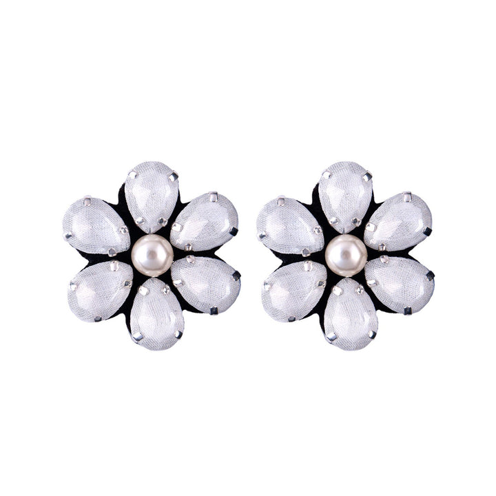 Flower earrings white.