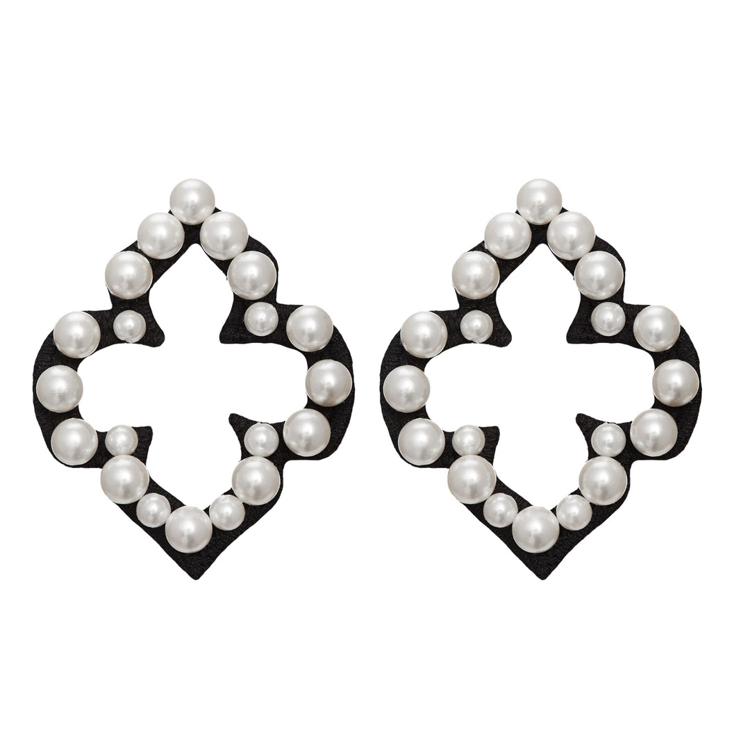 Azulejo black earrings with pearls.
