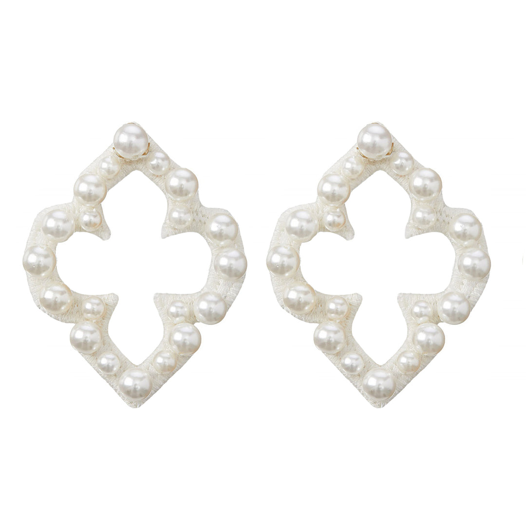 Azulejo white earrings with pearls.