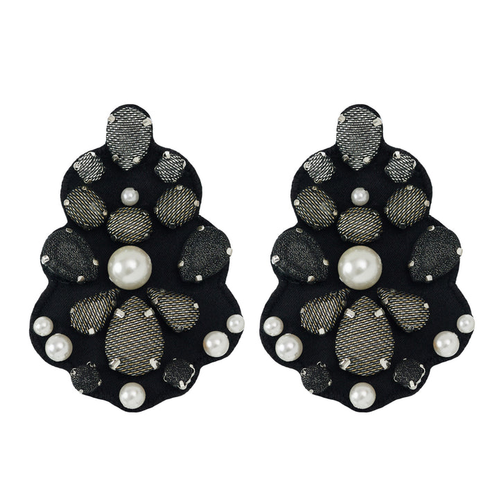 Chandelier dark silver lurex earrings with pearls.
