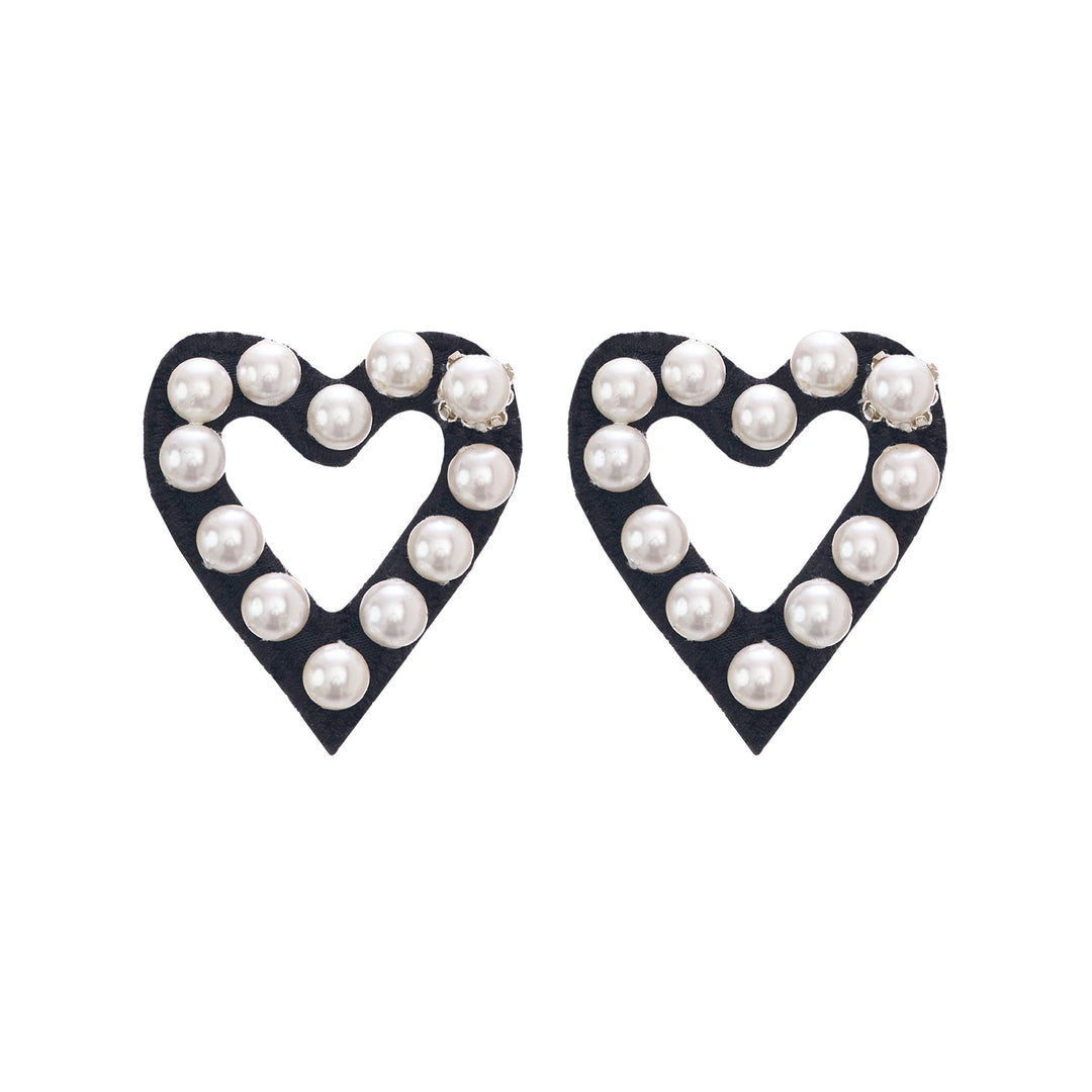 Hearts earrings covered in pearls.