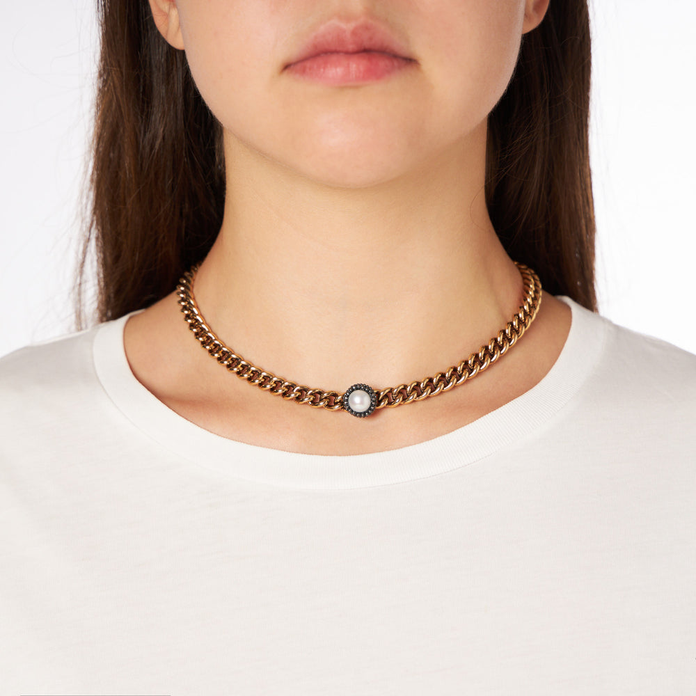 Gold metallic choker with 925 silver and freshwater pearl on model.