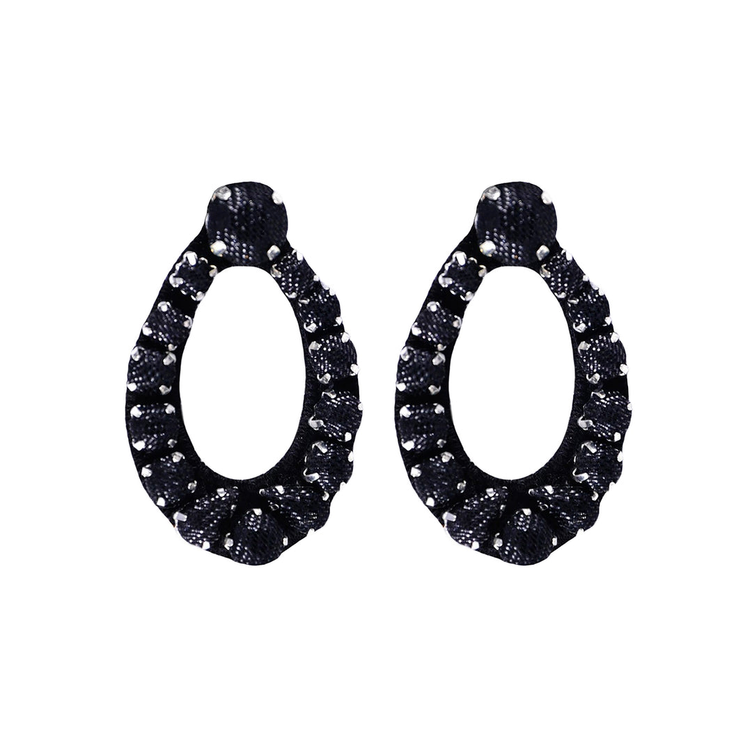 Oval black lurex earrings.