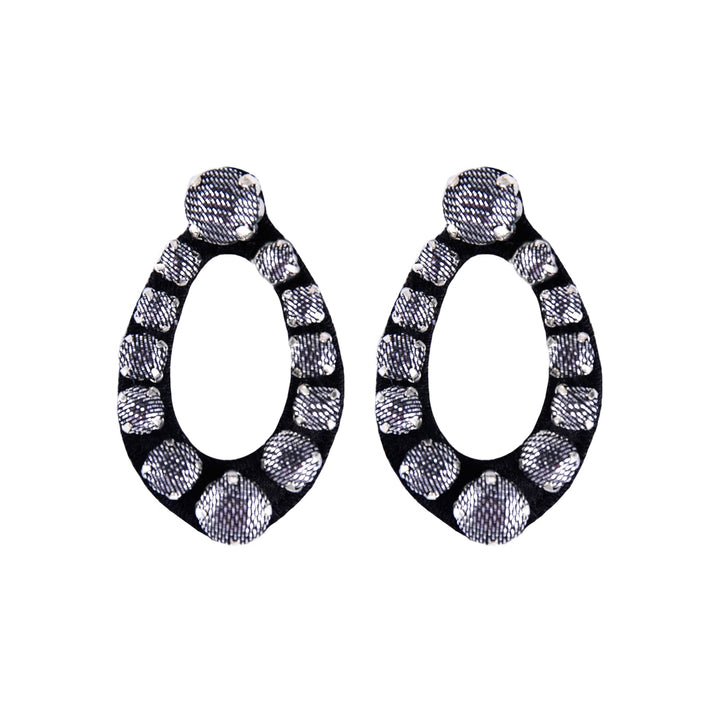 Oval dark silver lurex earrings.