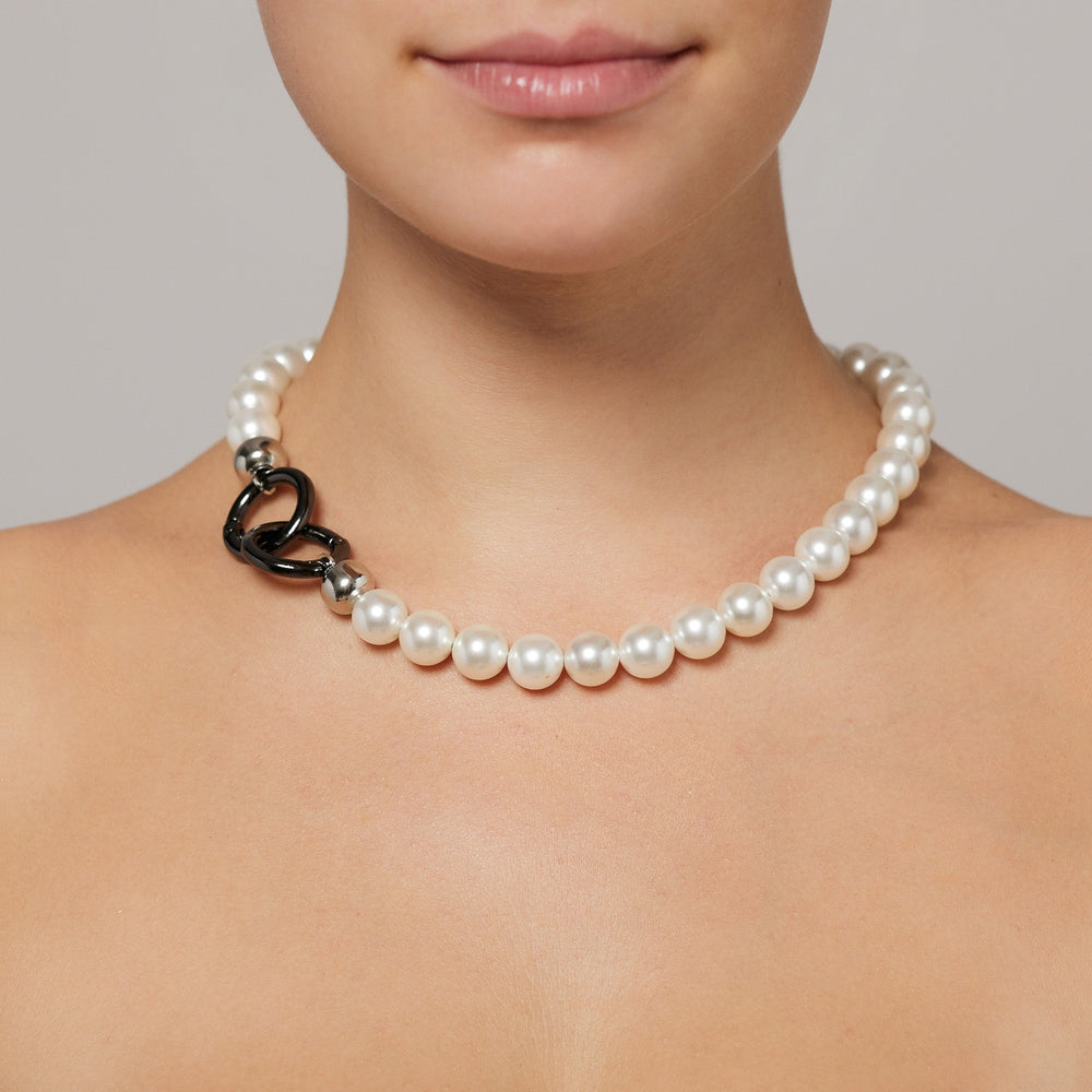 Pearls necklace on model.