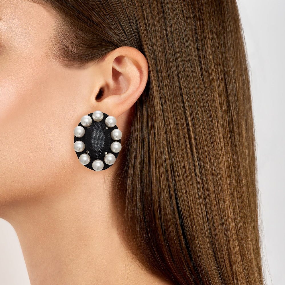 Portrait lurex earrings with pearls on model.