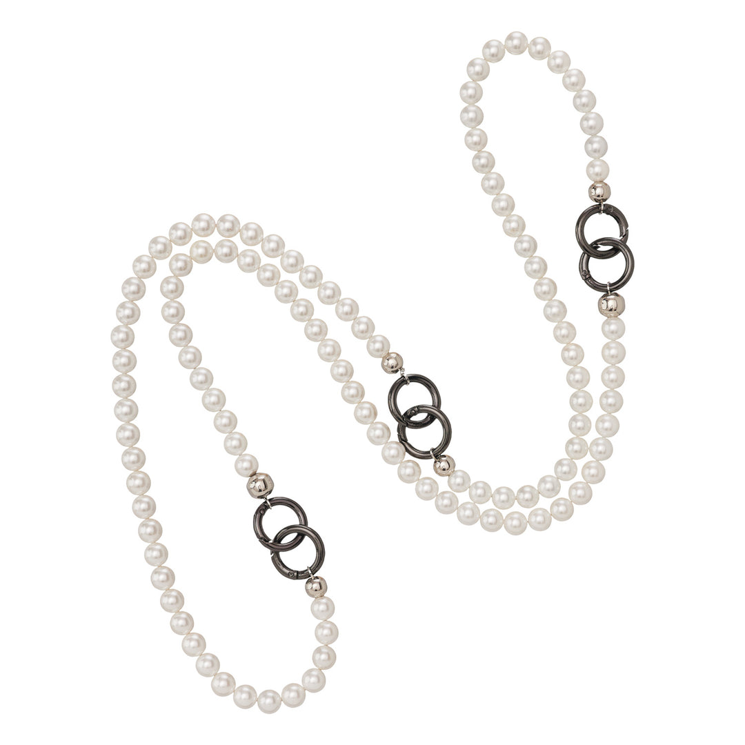 Trio pearls necklace.